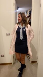 Priscilla Vargas Instagram - Qué tal? De “pingüina” 😌 Salí el ‘96 del colegio. Básicamente el siglo pasado. Pero a 27 años aún me queda bueno mi querido uniforme. 🥹 Háganse esa!!! 👏🏻👏🏻👏🏻👏🏻🤣