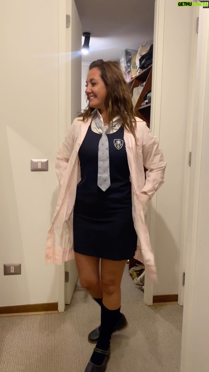 Priscilla Vargas - 71.8K Likes - Qué tal? De “pingüina” 😌
Salí el ‘96 del colegio. Básicamente el siglo pasado. Pero a 27 años aún me queda bueno mi querido uniforme. 🥹
Háganse esa!!! 👏🏻👏🏻👏🏻👏🏻🤣