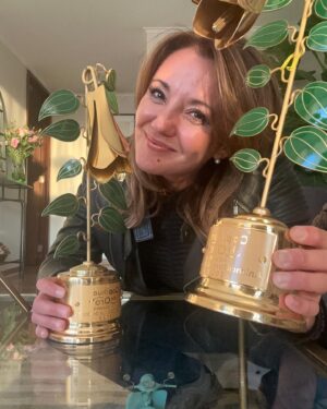 Priscilla Vargas Instagram - GRACIAS TOTALES  a los amigos de @lacuartacom a mis compañeros de @tudia13 y a todos los que votaron por mi!! 🤗
Mi segundo #copihuedeoro ahora como Animadora del Año en @canal13cl .
Se pasaron!!!! ❤️