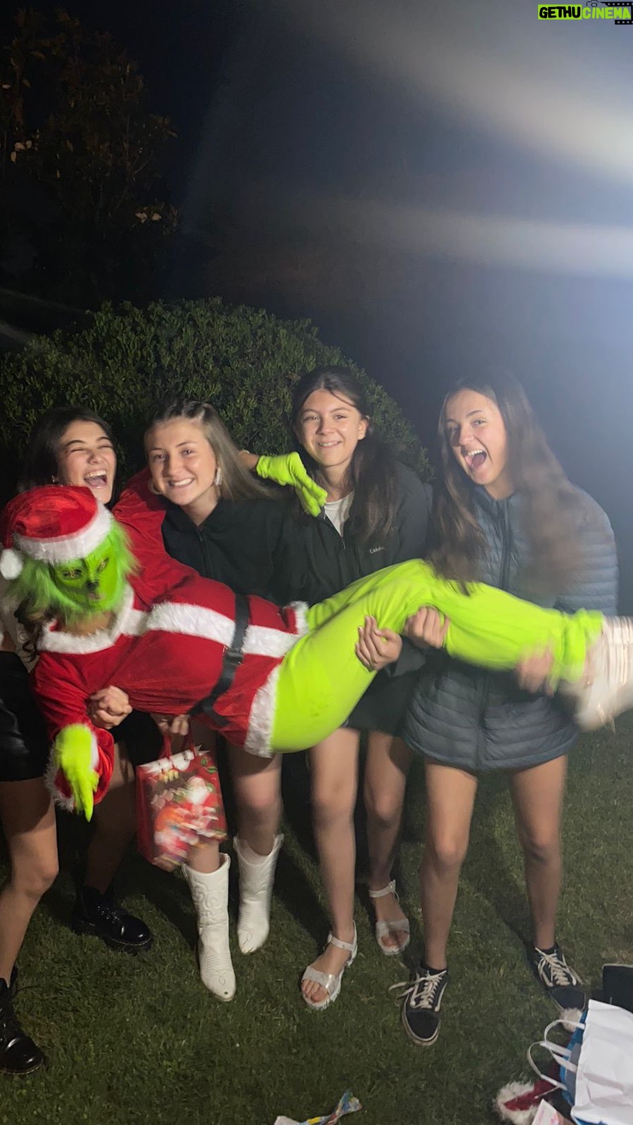 Priscilla Vargas Instagram - Siempre quise hacer esto!!!! 🤣🤣🤣🤣 Esperaban al Viejito Pascuero y llegó El Grinch 💚 Estoy segura que mis niñitas nunca olvidarán esta Navidad ❤️🎄 ( igual me dolió el porrazo 😆 Al menos se saben defender jajaja …) FELIZ NAVIDAD!!!!