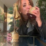 Priscilla Vargas Instagram - GRACIAS TOTALES a los amigos de @lacuartacom a mis compañeros de @tudia13 y a todos los que votaron por mi!! 🤗 Mi segundo #copihuedeoro ahora como Animadora del Año en @canal13cl . Se pasaron!!!! ❤️