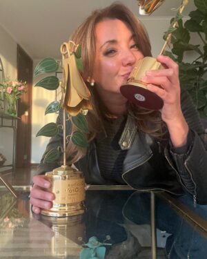 Priscilla Vargas Instagram - GRACIAS TOTALES  a los amigos de @lacuartacom a mis compañeros de @tudia13 y a todos los que votaron por mi!! 🤗
Mi segundo #copihuedeoro ahora como Animadora del Año en @canal13cl .
Se pasaron!!!! ❤️