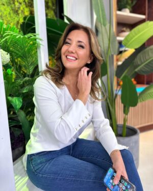 Priscilla Vargas Instagram - Hace frío pero lo rico es que en @tudia13 todos los días sale el sol ☀️ 
#buenasemana 
Nos vemos en @canal13cl 🙌🏻🫶