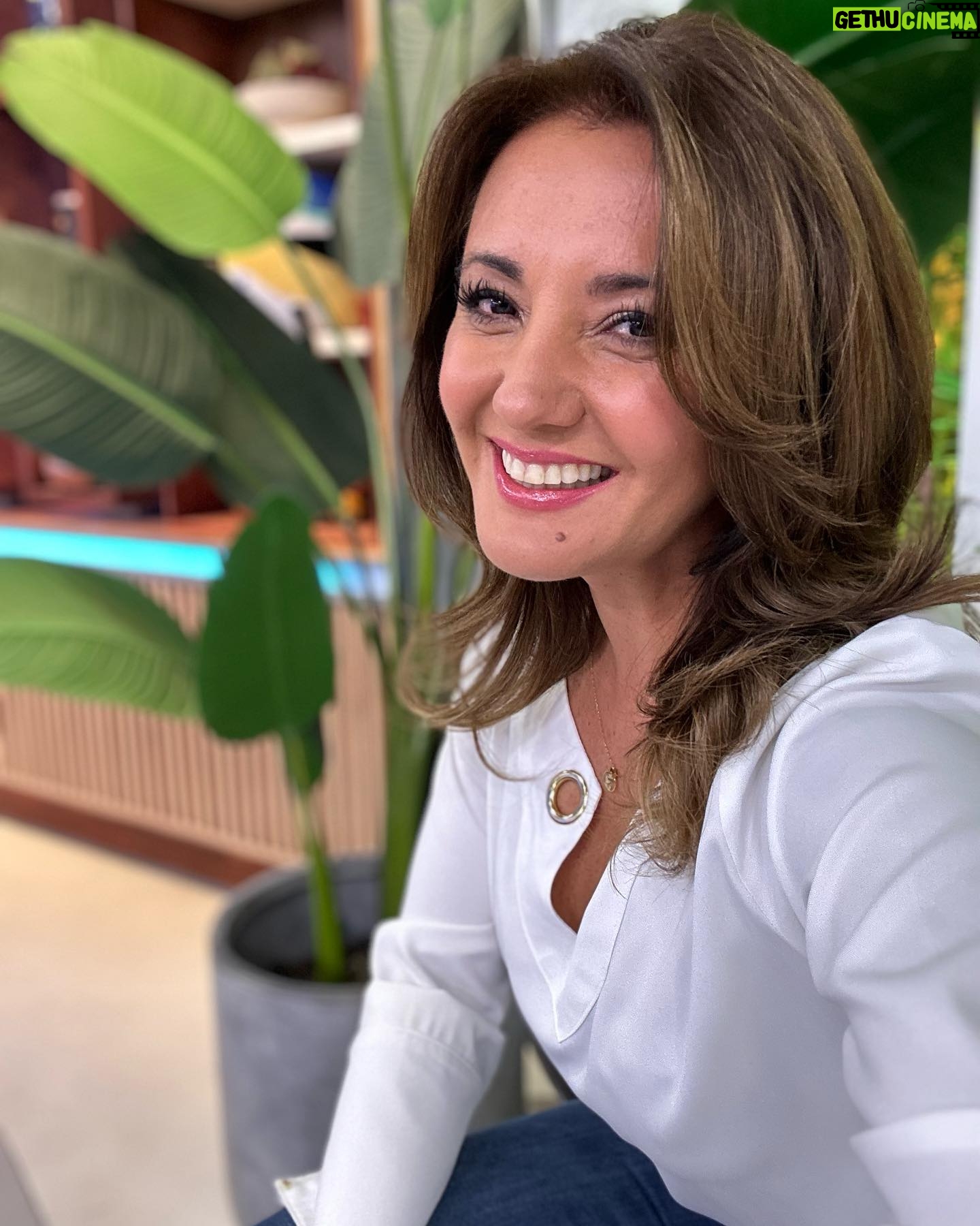 Priscilla Vargas - 23.2K Likes - Hace frío pero lo rico es que en @tudia13 todos los días sale el sol ☀️
#buenasemana
Nos vemos en @canal13cl 🙌🏻🫶