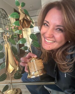 Priscilla Vargas Instagram - GRACIAS TOTALES  a los amigos de @lacuartacom a mis compañeros de @tudia13 y a todos los que votaron por mi!! 🤗
Mi segundo #copihuedeoro ahora como Animadora del Año en @canal13cl .
Se pasaron!!!! ❤️