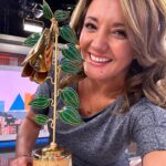 Priscilla Vargas Instagram - GRACIAS TOTALES a los amigos de @lacuartacom a mis compañeros de @tudia13 y a todos los que votaron por mi!! 🤗 Mi segundo #copihuedeoro ahora como Animadora del Año en @canal13cl . Se pasaron!!!! ❤️
