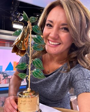 Priscilla Vargas Instagram - GRACIAS TOTALES  a los amigos de @lacuartacom a mis compañeros de @tudia13 y a todos los que votaron por mi!! 🤗
Mi segundo #copihuedeoro ahora como Animadora del Año en @canal13cl .
Se pasaron!!!! ❤️