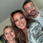 Priscilla Vargas Instagram - El look para la tercera noche del Festival fue un regalo de @tomferracine . Me lo dio recién el viernes cuando puso las extensiones de pelo. Fue una linda sorpresa y calificó para usarlo en Viña. ❤️ Gracias Tom! 😊Maquillaje: @franco_galvz 🤩Peluquería: @marianela.torres13