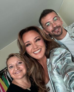 Priscilla Vargas Instagram - El look para  la tercera noche del Festival fue un regalo de @tomferracine . Me lo dio recién el viernes cuando puso las extensiones de pelo. Fue una linda sorpresa y calificó para usarlo en Viña. ❤️
Gracias Tom! 
😊Maquillaje: @franco_galvz 
🤩Peluquería: @marianela.torres13