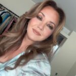 Priscilla Vargas Instagram - El look para la tercera noche del Festival fue un regalo de @tomferracine . Me lo dio recién el viernes cuando puso las extensiones de pelo. Fue una linda sorpresa y calificó para usarlo en Viña. ❤️ Gracias Tom! 😊Maquillaje: @franco_galvz 🤩Peluquería: @marianela.torres13