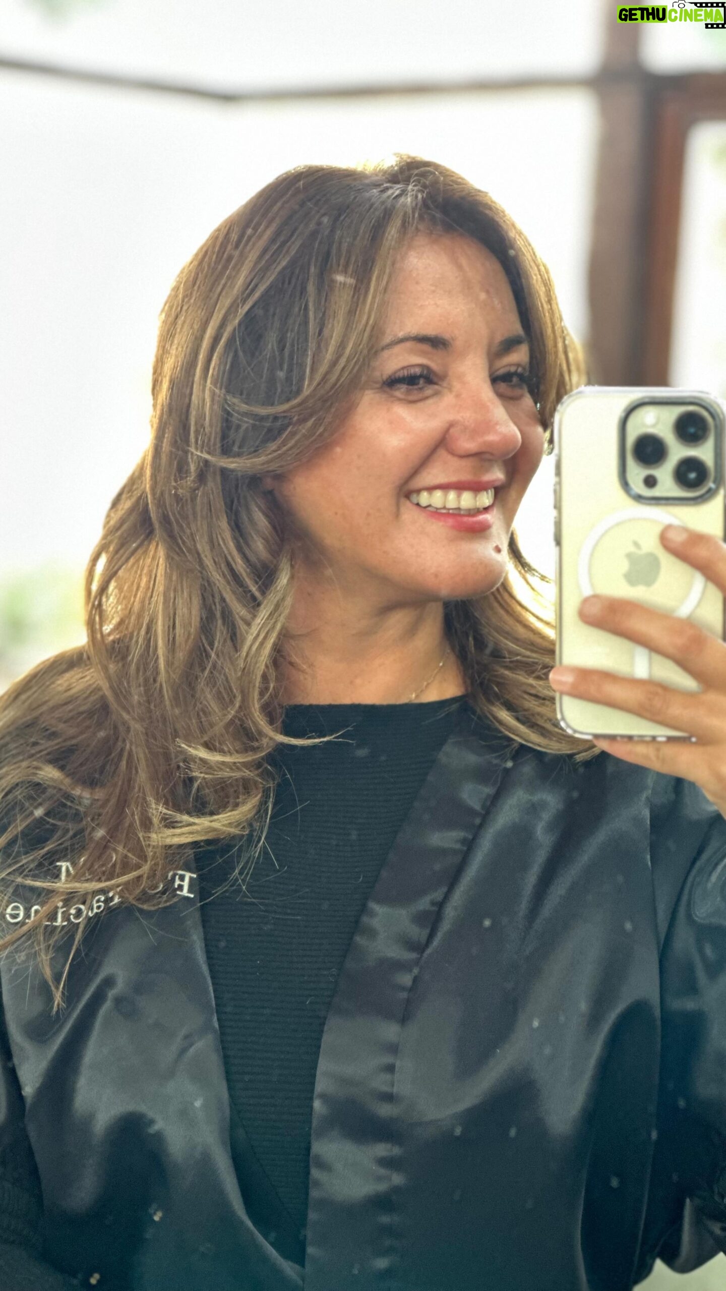 Priscilla Vargas Instagram - El cambio me encantó!! Precioso el trabajo de @tomferracine. 🥲 Logró la iluminación y dejar mi pelo suave con un tratamiento de 4 pasos que tuvo un excelente resultado 🙌🏻 Se nota el talento y dedicación. Gracias Tom!!! 🤗❤️