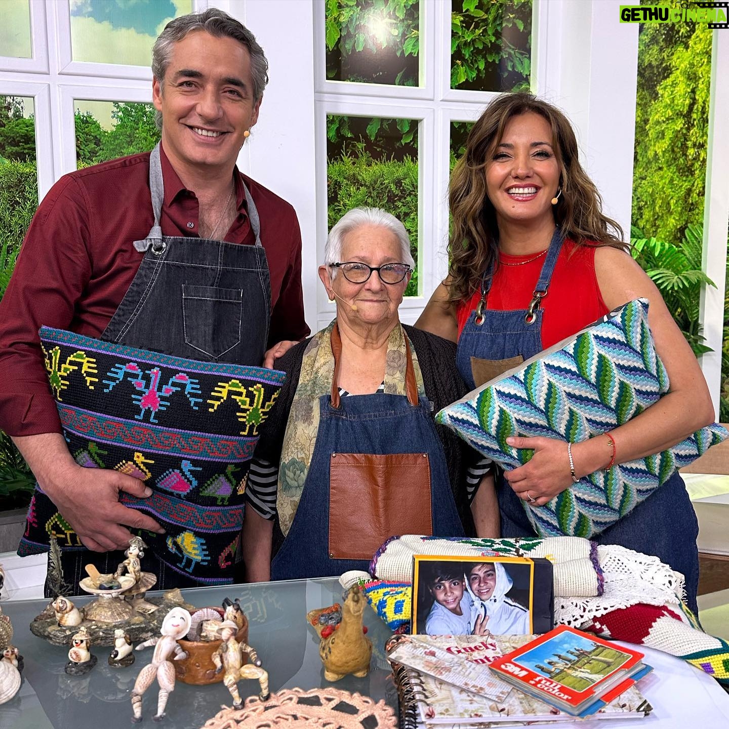 Priscilla Vargas Instagram - Felices en @tudia13 con la visita de la señora Alicia. Nos envió una carta con recetas y refranes y vino desde Coltauco a cocinar con nosotros en el programa. Gracias por tanto cariño y por sus lindos regalos 😍❤️