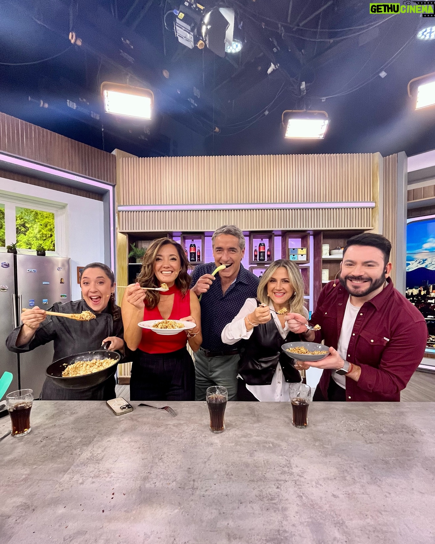 Priscilla Vargas Instagram - Con un rico arroz chaufa terminamos este capítulo de jueves 😋 Muchas gracias por acompañarnos ☺️ Volvemos el viernes para cerrar la semana con toda la información y el entretenimiento en #TuDía 😘 #tudia13 ☀️ Desde las 8:00 horas por las pantallas de #Canal13 y www.13.cl 💻🖥️📱