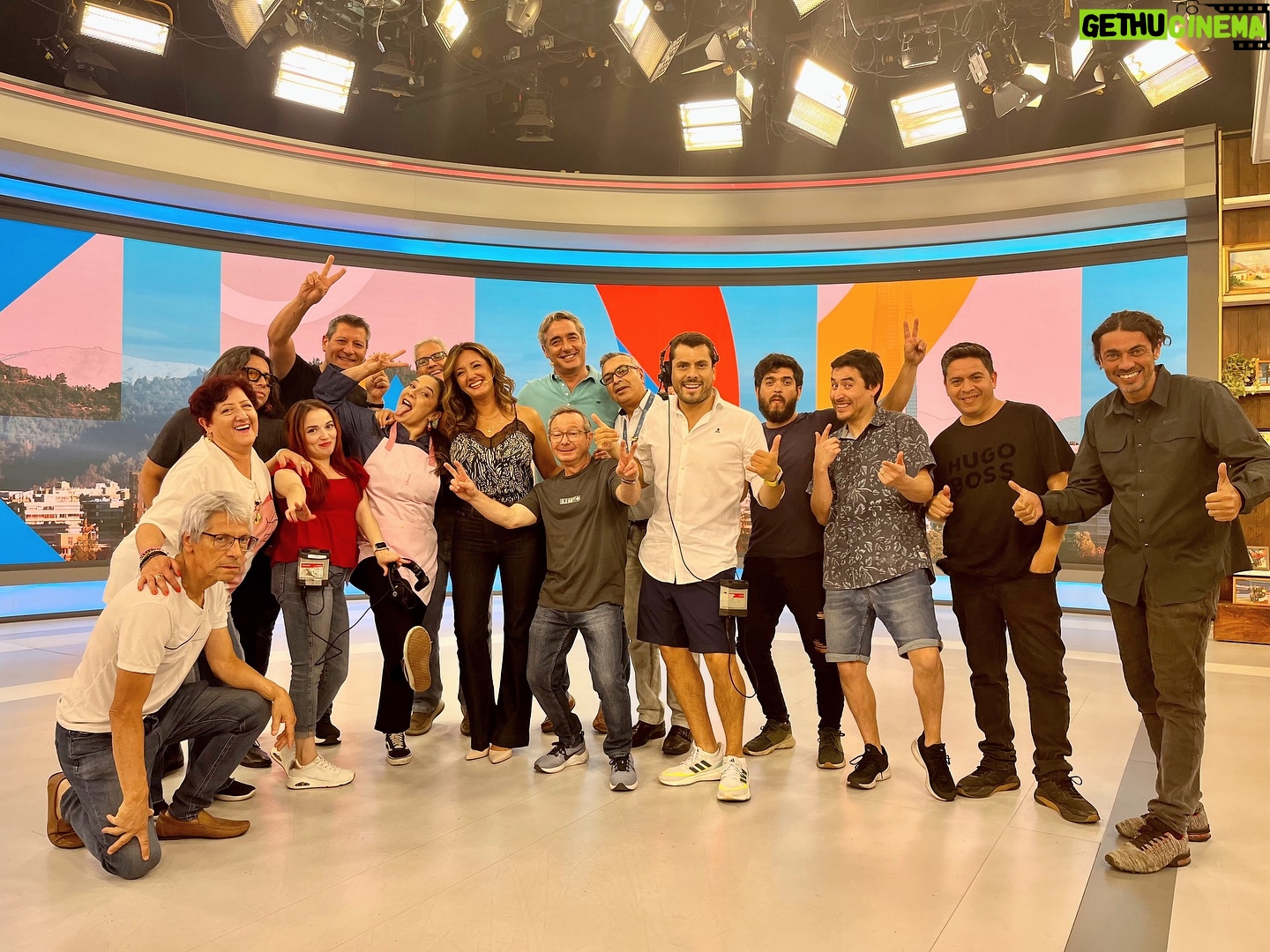 Priscilla Vargas Instagram - ¡Parte de los que hacemos #TuDía! Fue una semana espectacular junto a ustedes 🥰 Gracias por acompañarnos 😘 Nos volvemos a ver el lunes con más contingencia y entretención 😉 #tudia13 ☀️de LUNES A VIERNES desde las 8:00 horas por las pantallas de #Canal13 y www.13.cl 💻🖥️📱