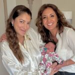 Priscilla Vargas Instagram - En esta foto hay pura felicidad 😍 Pueden creer que acaba de tener a su segunda guagua y está radiante? En casi 4 décadas de amistad con @loreneypin me he dado cuenta que es la persona más alegre que conozco. Y seguro es su mejor herramienta para superar los malos momentos y concretar sus sueños. Y como si nos hubiésemos puesto de acuerdo trajimos puras mujeres al mundo!😍 Ahora me empata con su segunda niñita. Y me encanta verla tan feliz. Cada vez que la veo embarazada me emociona y lloro. Nunca se rindió y siempre fue optimista. Aquí estamos posando felices! Con esta mujer valiente que tanto admiro. Te quiero mucho Amiga! ❤️ Bienvenida Luciana!!!!