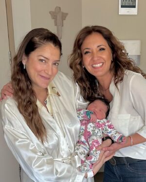 Priscilla Vargas Instagram - En esta foto hay pura felicidad 😍 Pueden creer que acaba de tener a su segunda guagua y está radiante? 
En casi 4 décadas de amistad con @loreneypin me he dado cuenta que es la persona más alegre que conozco. Y seguro es su mejor herramienta para superar los malos momentos y concretar sus sueños. Y como si nos hubiésemos puesto de acuerdo trajimos puras mujeres al mundo!😍
Ahora me empata con su segunda niñita. Y me encanta verla tan feliz. Cada vez que la veo embarazada me emociona y lloro. Nunca se rindió y siempre fue optimista. Aquí estamos posando felices! Con esta mujer valiente que tanto admiro. 
Te quiero mucho Amiga! ❤️
Bienvenida Luciana!!!!