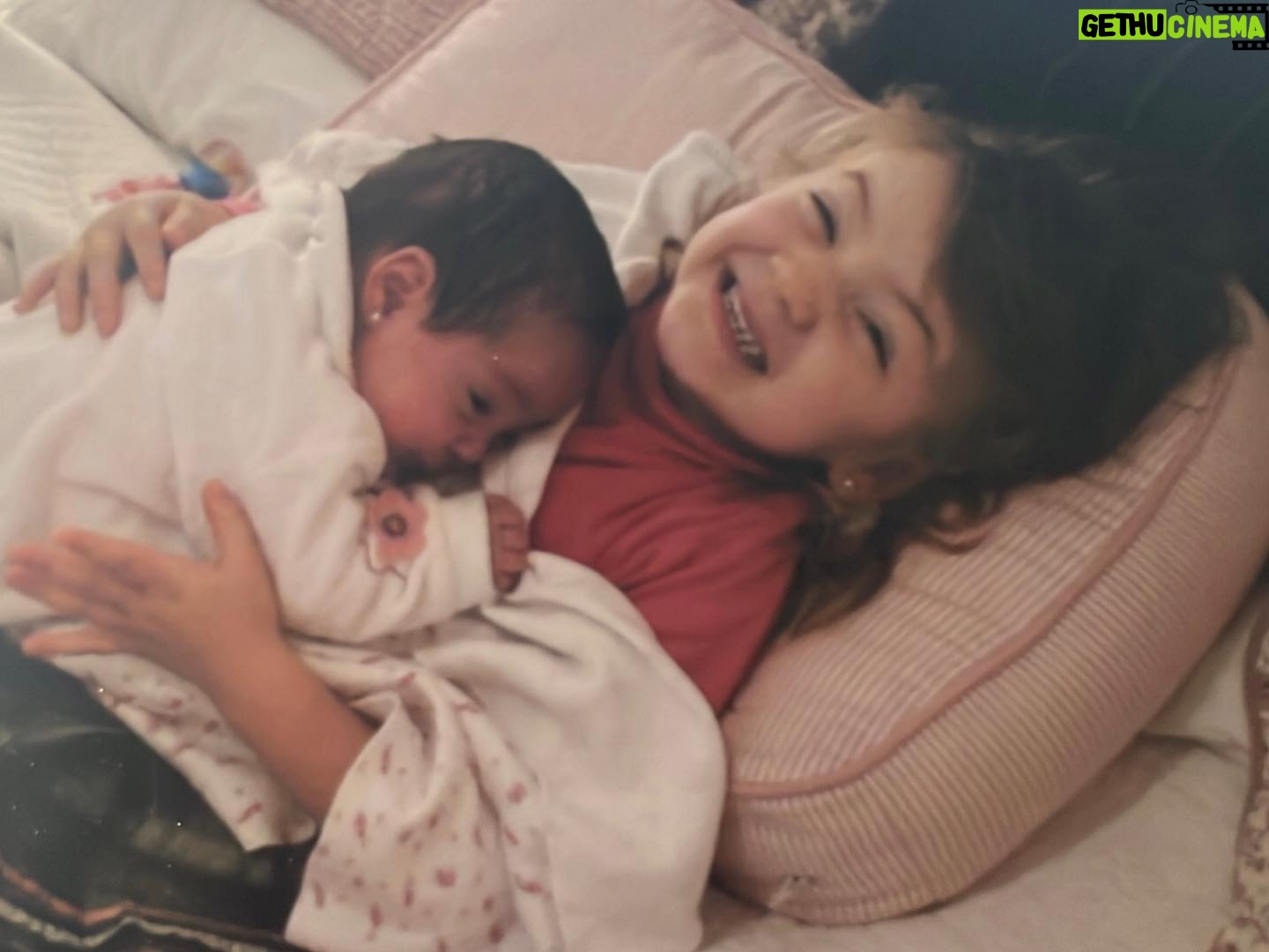 Priscilla Vargas - 19.5K Likes - Día de puro AMOR ❤️
Feliz día a todas las mamás !
Gracias gracias gracias a Dios por darme la posibilidad de tener a dos hijas maravillosas 😍