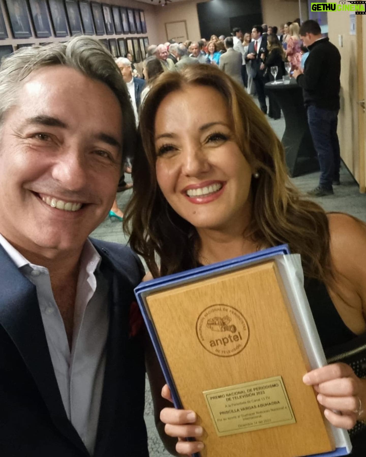 Priscilla Vargas - 19.1K Likes - Este 2023 he sido tremendamente feliz. Y estos dos importantes reconocimientos son parte de esa alegría. Significan mucho para mí. Y son un gran impulso para seguir haciendo lo que tanto me gusta.
El voto popular me permitió ganar el “Copihue de Oro como Animadora del Año” y cierro el año con el “Premio Nacional de Periodismo de Televisión 2023”
De verdad MUCHAS MUCHAS GRACIAS ❤️
Gracias a mis compañeros de @canal13cl por la confianza y por estar presente en este momento @maximilianoluksic @pamediazsa @franciscofulla y @joserepenning