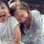Priscilla Wong Instagram – 跟一位對攝影角度有特別要求的攝影師自拍，
只需半小時的時間，
我頭髮瘋了，
人也瘋了。
我姐姐，
帶着這個小猴子，
你也厲害了。
