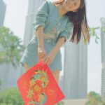 Priscilla Wong Instagram - 剛過去的一年，於我來說，是很有趣的一年。 減少了一點幕前的演出，卻第一次當起節目監製，再次出了我的旅遊書，還有，這個特別的第一次。 用了差不多半年時間，為我馬來西亞好朋友的家族品牌，設計龍年禮品盒，剛剛正是龍記48周年，把這個重要的時刻交給我，謝謝您們對我的信任🌈 從設計一個利是封，最後變成兩套利是封系列，再加上龍年揮春，水杯和暖水壺，謝謝你們一家人對我的放任，讓我創作自由奔放。 準備迎接的龍年，龍記的48周年，很衷心希望龍媽媽和孩子們健康幸福，家族生意越來越好，也希望有機會收到這個龍記龍年禮盒的您，好好的把我這些心血收藏起來❤️ 下次來馬來西亞的時候，各位請告訴我，你覺得設計如何☺️ #loongkee #loongkeedriedmeat #龍記肉乾試一試你一定很鍾意 #tryityouwillloveit #龍記肉乾 #龍記 @loongkeedriedmeat