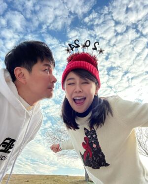 Priscilla Wong Instagram - 2023，
我們，
的
第六年。

你說，最近經常想起我們認識的那年，剛剛十年前。
那時，我總是駛着一架滿滿刮花痕的四驅車開工，車殼塵土飛揚，車中糟糟亂亂，你總是在想，她真正身份其實是一位地盤女工嗎？
然後，你接收了這位地盤女工，也接收了她的凌亂和搗亂。
謝謝，婚姻或許就是這模樣了：）

2024，來吧。
讓我們繼續為幸福努力。