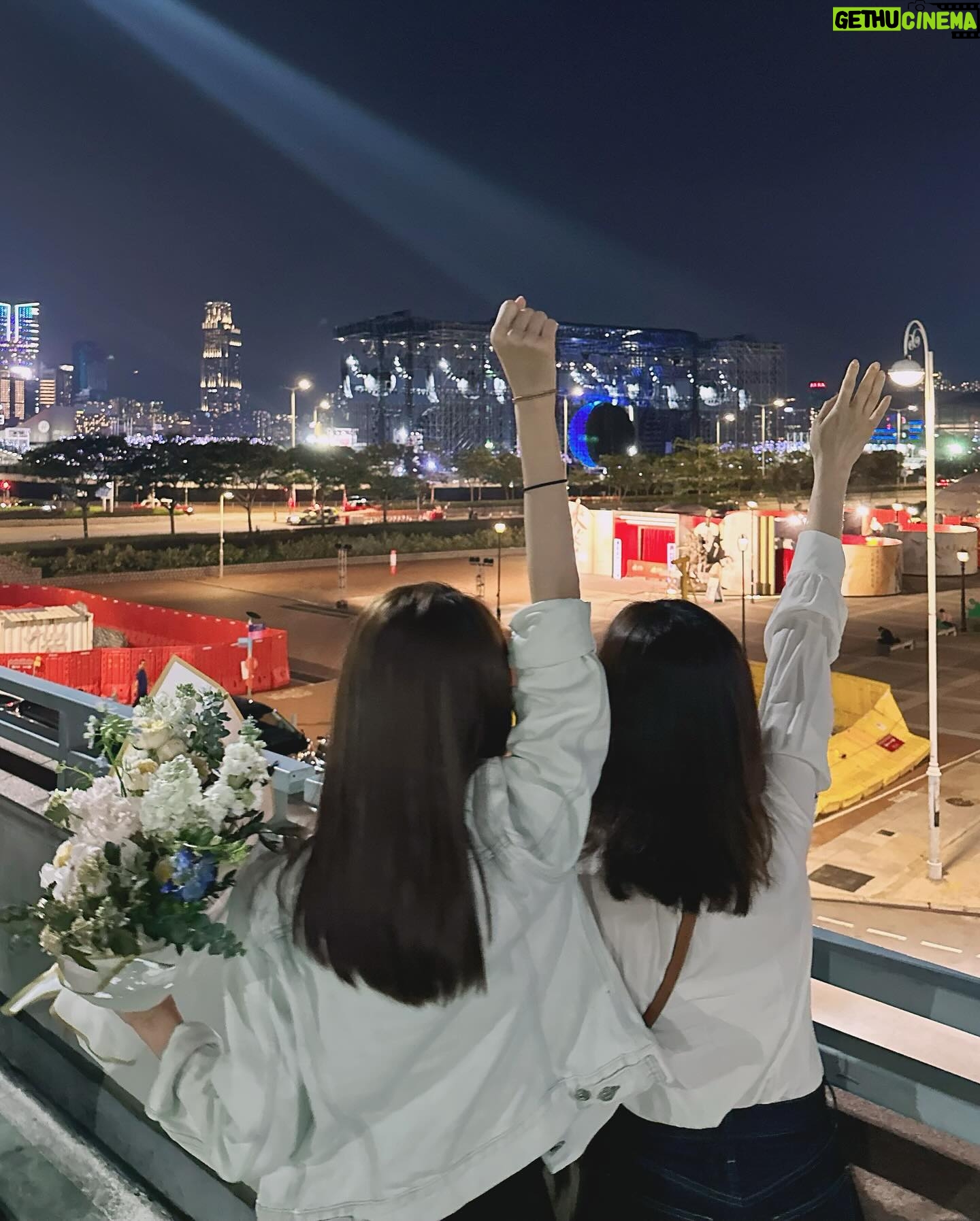 Priscilla Wong Instagram - 生日週🌈 多謝壽星仔送給我們的啦啦隊鮮花🤣 多謝壽星女同我我家老爺一齊喺停車場睇演唱會🤟🏻 這麼近那麼遠 免費演唱會 隔住條大馬路都感受到個氣氛