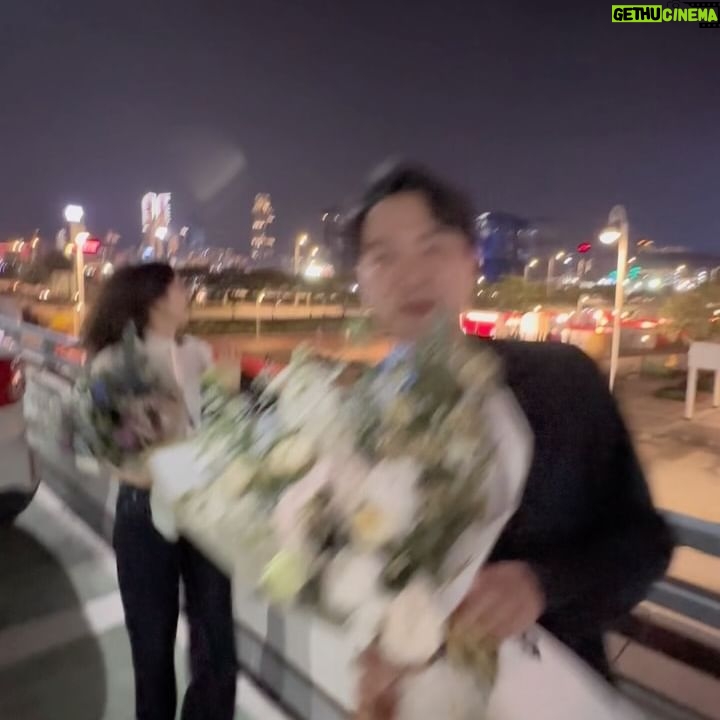 Priscilla Wong Instagram - 生日週🌈 多謝壽星仔送給我們的啦啦隊鮮花🤣 多謝壽星女同我我家老爺一齊喺停車場睇演唱會🤟🏻 這麼近那麼遠 免費演唱會 隔住條大馬路都感受到個氣氛