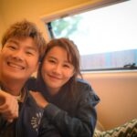 Priscilla Wong Instagram - 感謝可以參與這一個節目。 除了老朋友C君，特別感謝可以同Jarvis一起做節目。 我經常跟Jarvis說，你個人太過謙虛了，其實我明白你心態，因為我們都是娛樂新聞台出身。我們總覺得自己不屬於這個圈，我們總是覺得在外圍走。 明星該有的光環，我們沒有，所以當我們做一個大節目，被其他人否定，我們特別接受，因為我們心底裏會覺得自己或許不配，當我們可以演戲，被別人批評，我們也接受，因為我們心底裏也是覺得自己或許不配。 活到40幾歲，入行20年，我還是改不了這個心態。 所以我明白你，跟你說加油，有點多餘。 跟你說比d信心自己，我明白壞習慣改不了。 那，好好善待自己，為自己而快樂。 共勉之🌈 #grand住去台北 @jarvischow