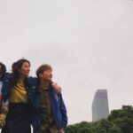 Priscilla Wong Instagram - 感謝可以參與這一個節目。 除了老朋友C君，特別感謝可以同Jarvis一起做節目。 我經常跟Jarvis說，你個人太過謙虛了，其實我明白你心態，因為我們都是娛樂新聞台出身。我們總覺得自己不屬於這個圈，我們總是覺得在外圍走。 明星該有的光環，我們沒有，所以當我們做一個大節目，被其他人否定，我們特別接受，因為我們心底裏會覺得自己或許不配，當我們可以演戲，被別人批評，我們也接受，因為我們心底裏也是覺得自己或許不配。 活到40幾歲，入行20年，我還是改不了這個心態。 所以我明白你，跟你說加油，有點多餘。 跟你說比d信心自己，我明白壞習慣改不了。 那，好好善待自己，為自己而快樂。 共勉之🌈 #grand住去台北 @jarvischow