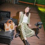 Priscilla Wong Instagram - 說起來， 今年是入行第20個年頭了， 沒有想過，當中的旅遊節目， 帶我走遍了大世界， 每每在各地拍攝中， 總感受各種靈感帶來的創意空間， 很喜歡，很喜歡。 這就是我獨愛的藝術世界。 @SandroParis #SandroParis #SpringSummer24 #SS24 謝謝攝影師C君和Jarvis