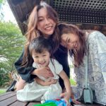 Priscilla Wong Instagram – 跟一位對攝影角度有特別要求的攝影師自拍，
只需半小時的時間，
我頭髮瘋了，
人也瘋了。
我姐姐，
帶着這個小猴子，
你也厲害了。