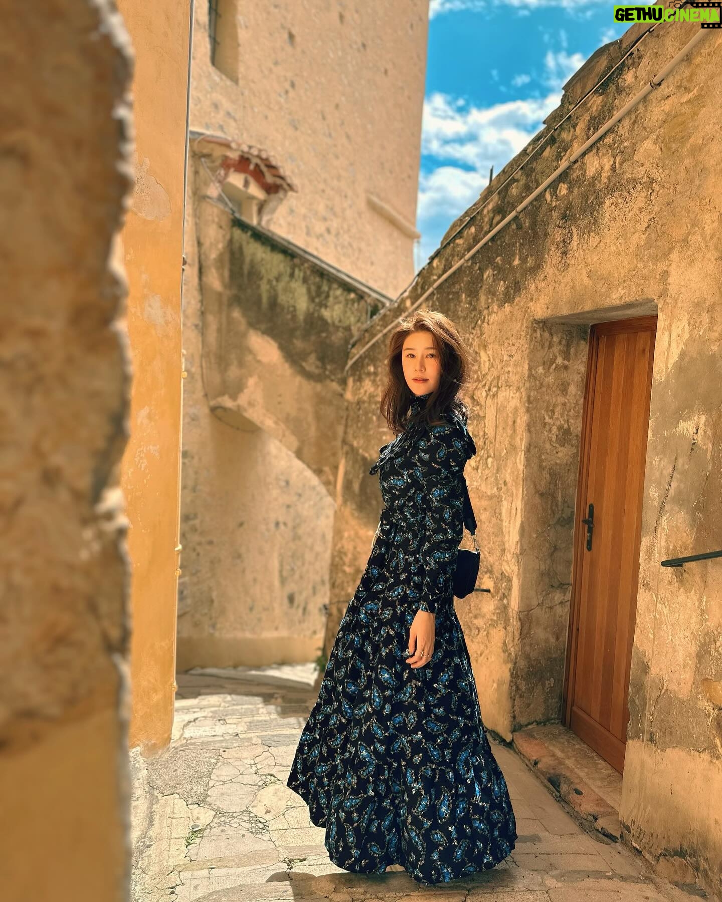Priscilla Wong Instagram - 兩年前拍旅遊節目路過此地, 因為趕行程未有機會遊覽, 心裏一直念着一定要跟你來這裏, 相識十載, 我們來了:)