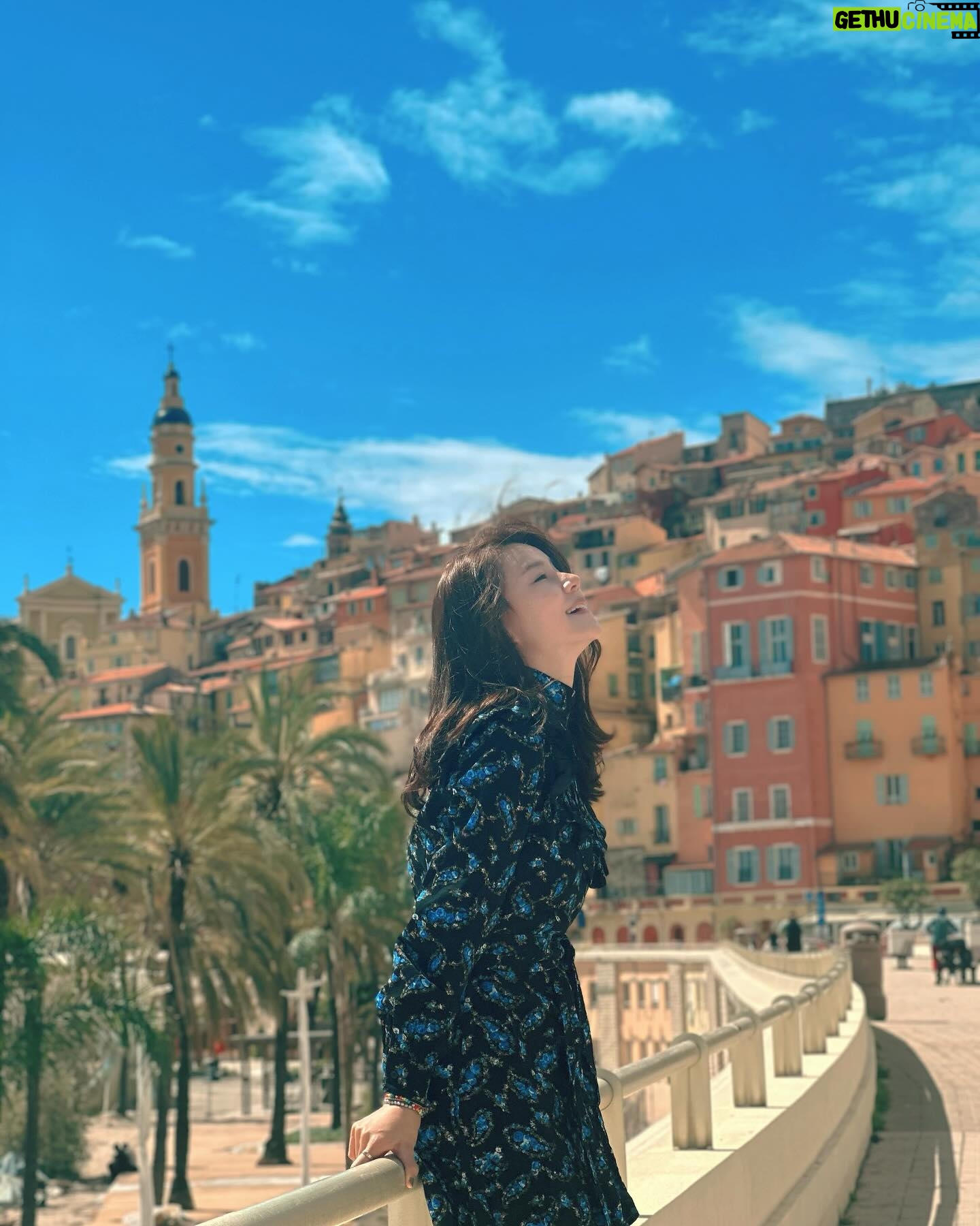 Priscilla Wong Instagram - 兩年前拍旅遊節目路過此地, 因為趕行程未有機會遊覽, 心裏一直念着一定要跟你來這裏, 相識十載, 我們來了:)