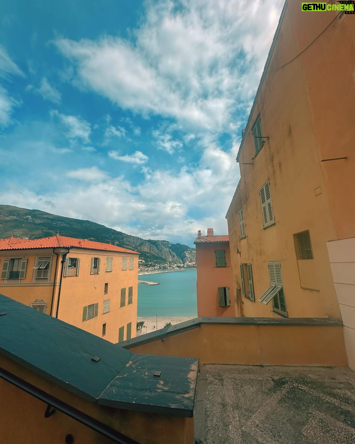 Priscilla Wong Instagram - 兩年前拍旅遊節目路過此地, 因為趕行程未有機會遊覽, 心裏一直念着一定要跟你來這裏, 相識十載, 我們來了:)