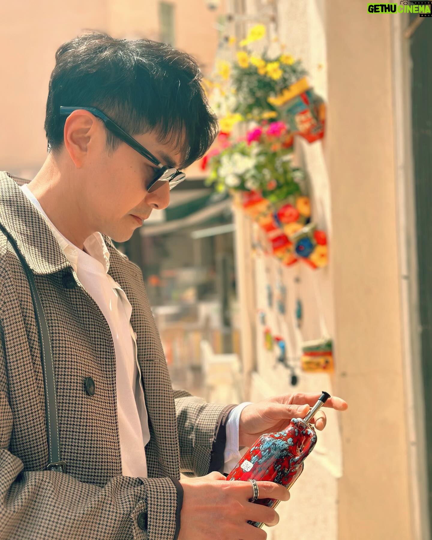 Priscilla Wong Instagram - 兩年前拍旅遊節目路過此地, 因為趕行程未有機會遊覽, 心裏一直念着一定要跟你來這裏, 相識十載, 我們來了:)