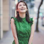 Priscilla Wong Instagram - 幾個女朋友圍在一起， 討論最近熱門話題，怎樣才可把關係保鮮。 愛情學問從不容易，婚姻課題更需飽經霜雪， 得出的結論是， 要讓關係變得像花一樣美好，首先要把自己變成花， 好好愛護自己， 好好愛惜自己。 你若盛開，清風自來，三毛。