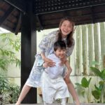 Priscilla Wong Instagram – 跟一位對攝影角度有特別要求的攝影師自拍，
只需半小時的時間，
我頭髮瘋了，
人也瘋了。
我姐姐，
帶着這個小猴子，
你也厲害了。