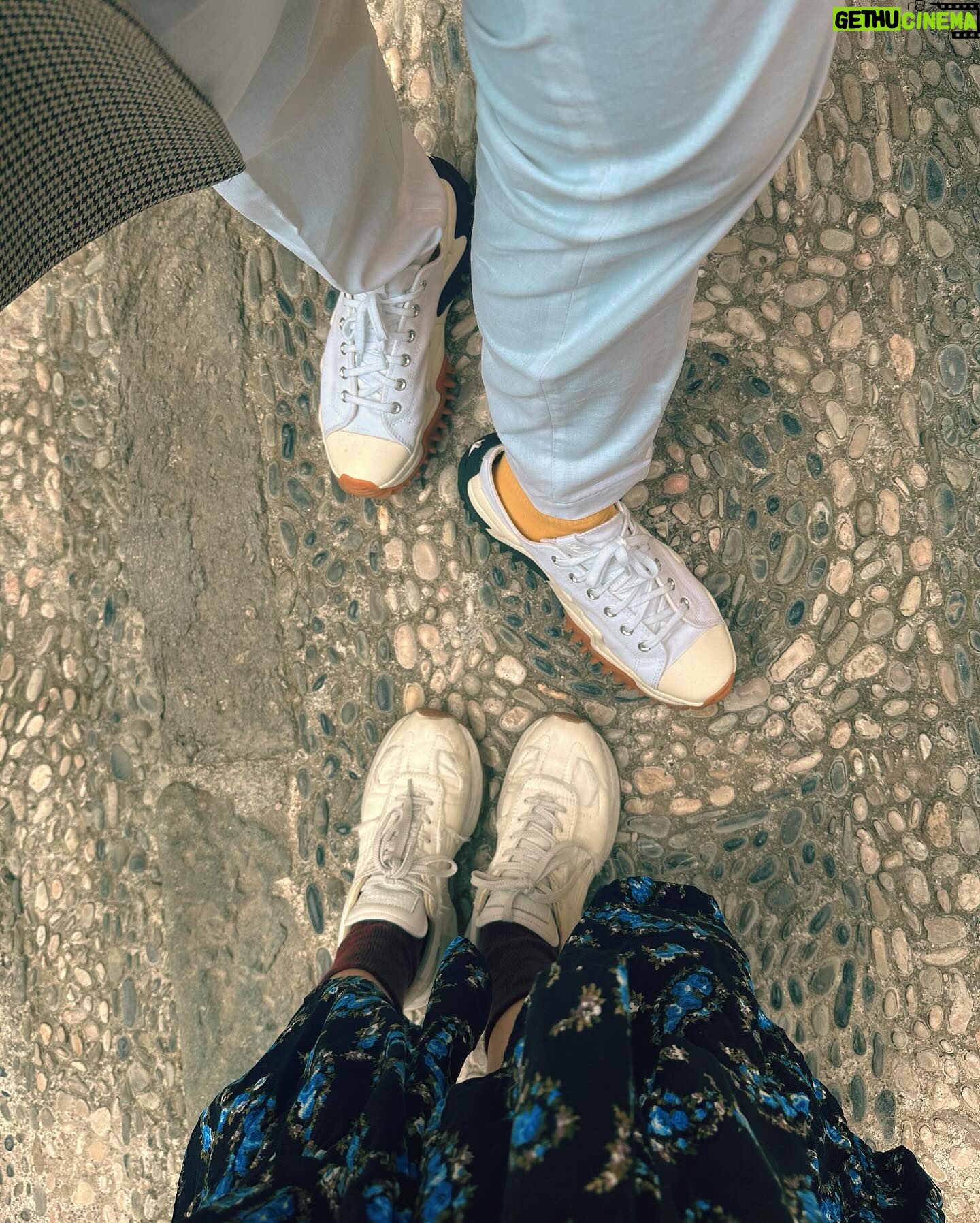 Priscilla Wong Instagram - 兩年前拍旅遊節目路過此地, 因為趕行程未有機會遊覽, 心裏一直念着一定要跟你來這裏, 相識十載, 我們來了:)