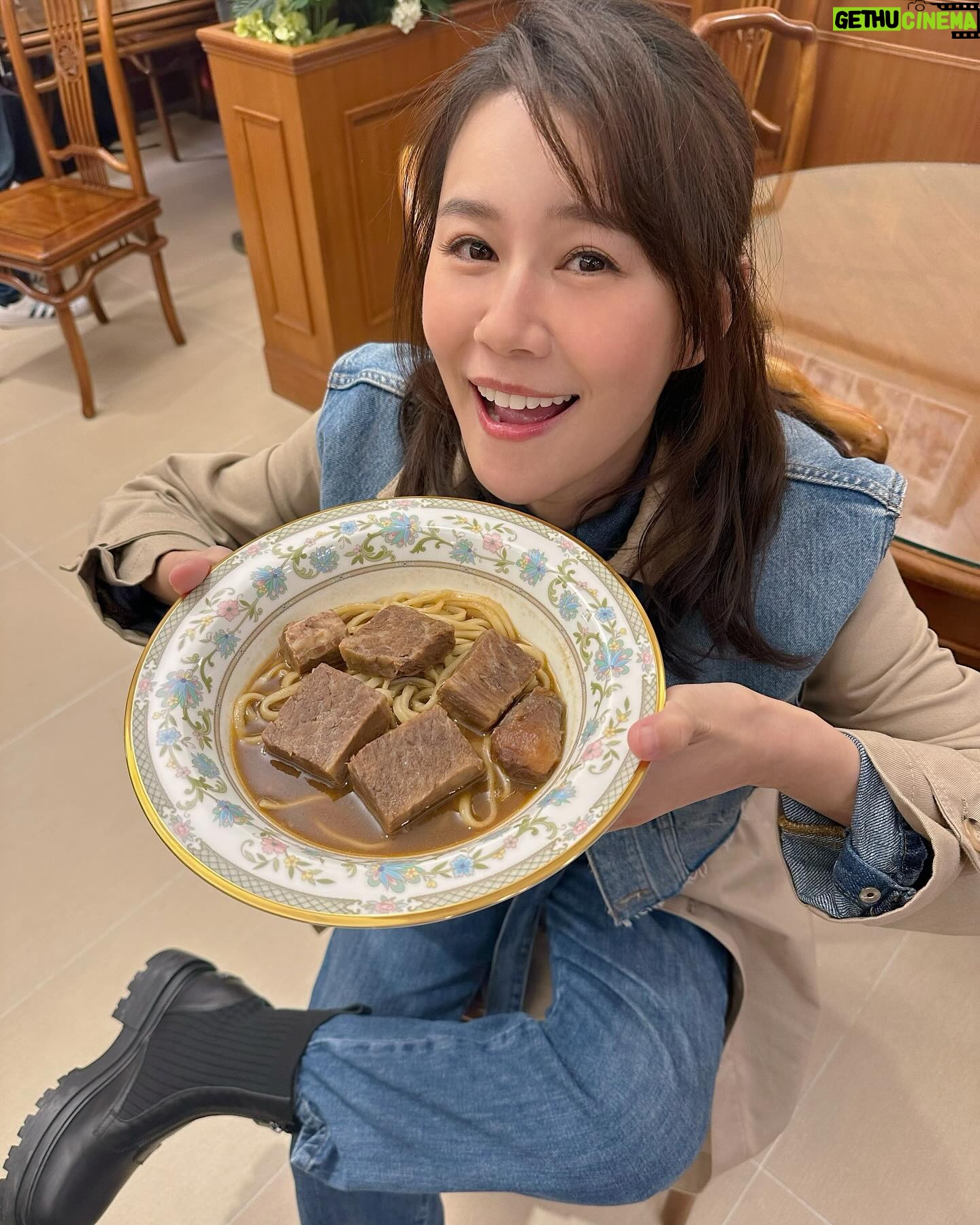 Priscilla Wong Instagram - 三個愛旅遊的人,三種不同旅遊態度的人,走在一起,不得不說,很有趣。 感謝渣打 x 國泰航空包機帶我們去台北,從食到住到玩樂盡是奢華享受的行程,真正grand住去旅行。 先跟大家分享一點拍攝中的快樂,期待節目❤️ #渣打x國泰航空包機