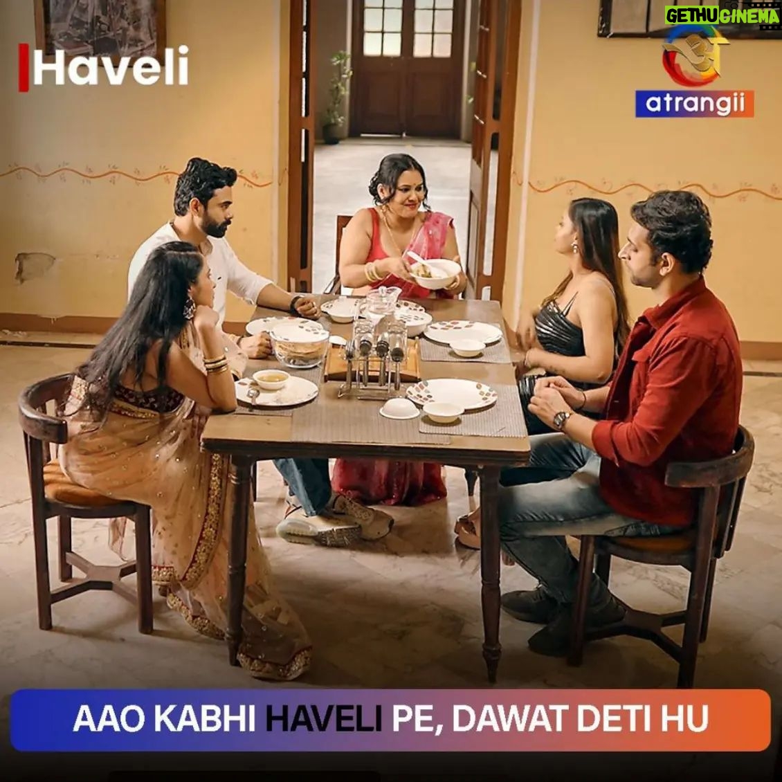 Priya Gamre Instagram - Aapko Haveli me kya dekhna hai comment box me bataiye 👇 Aao kabhi Haveli pe, Atrangii cheeze dikhate hai. @la_gravitea @niveditabasu @priyagamreefame #atrangii #haveli #aaohavelipe #famousdialogue #viral #static #atrangiiapp #funny