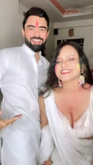 Priya Gamre Instagram - Bina use rang lagaye… 
Hum holi kaise manaye… 
#priyagamre #luckysaini #reels #reelsinstagram #reelitfeelit #reelkarofeelkaro #dance #holi #holifestival #romantic #couplegoals #couple