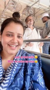 Priya Gamre Instagram - Yeh dil sunn raha hai… ❤️ 🎙️ #priyagamre #singing #singingintrain #reels