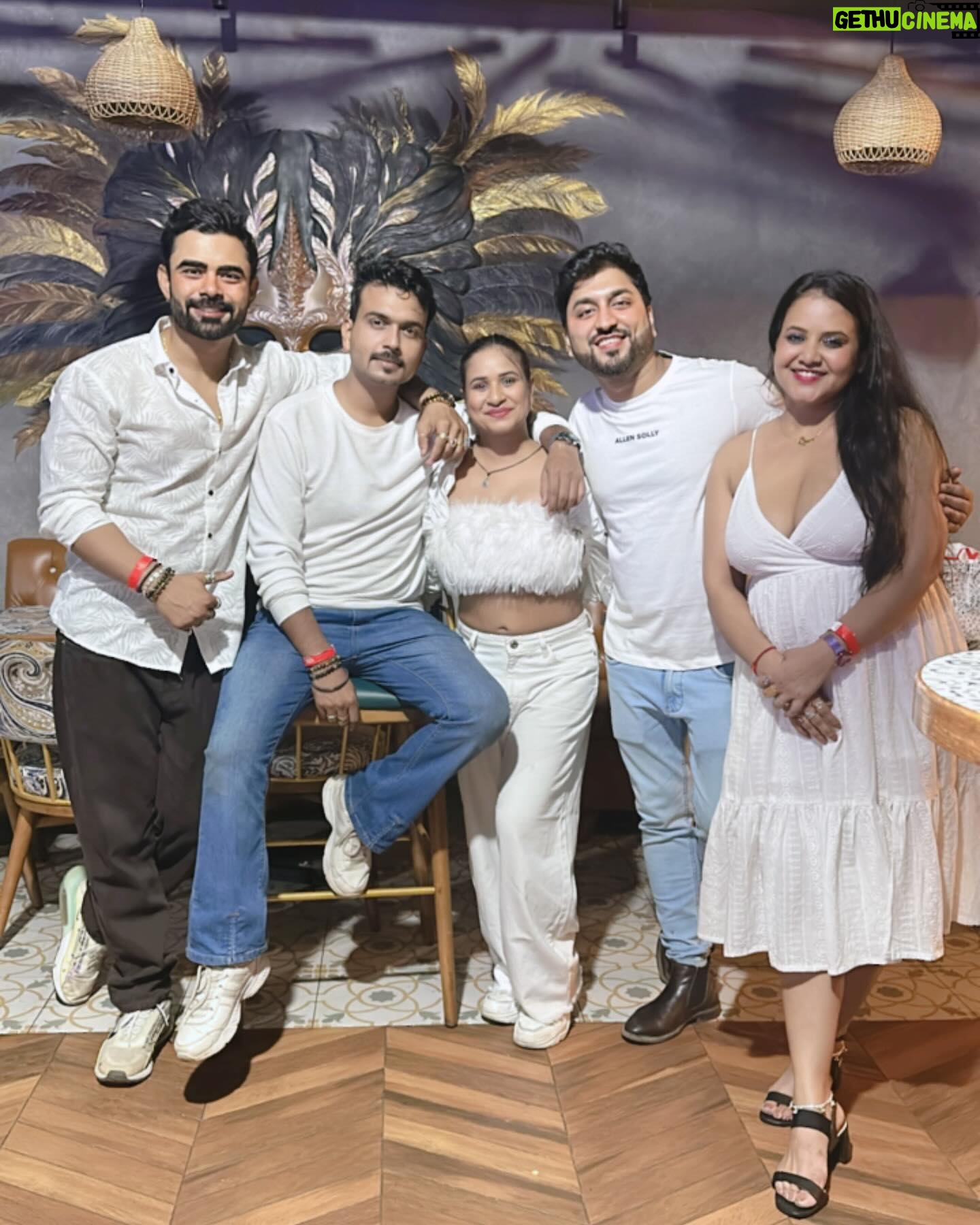Priya Gamre Instagram - BFFs.🫶🏻❤️ . . . . #party #dance #photoshoot #photooftheday #artist #actor #love #friendship #friends #priyagamre #luckysaini #mumbai #club