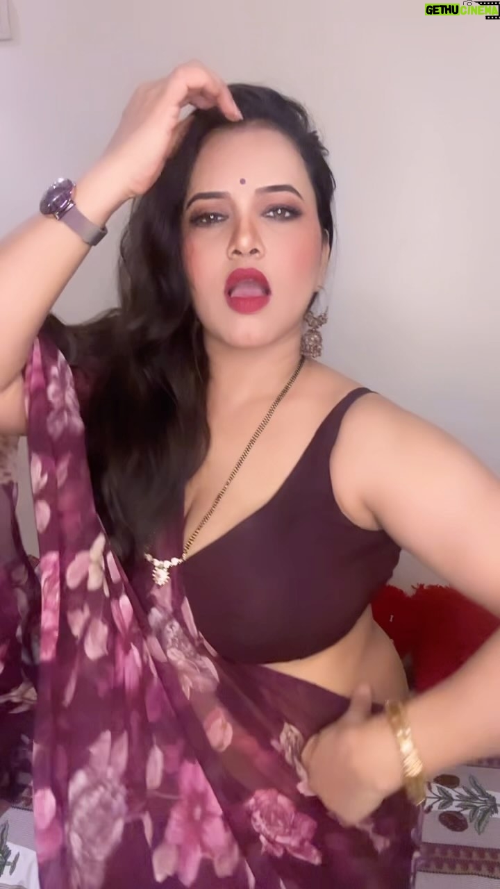 Priya Gamre Instagram - Fortuner laga 😜🙈❤️ #priyagamre #reels #reelsinstagram #reelitfeelit #bhojpuri_song #bhojpurireels #bhabhiji