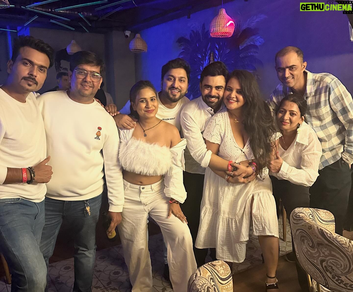 Priya Gamre Instagram - Yaariyan.🫶🏻❤️ . . #party #dance #love #club #pub #friendship #friends #priyagamre #luckysaini #mumbai #actor #artist #model