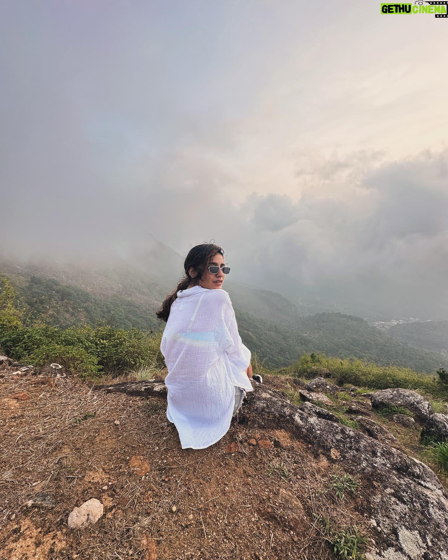 Priya Varrier Instagram - ⛅️⛰️