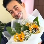 Priyanka Karki Instagram - Beautiful flowers for my beautiful people ♥️☺️ My little HAPPY family 🥰🧿🦋