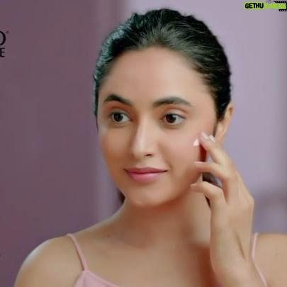 Priyanka Mohan Instagram - This summer, let’s ditch the greasy sunscreens! Switch to Lacto Calamine SPF 50 Sunscreen instead. With Kaolin Clay absorbing excess oil like a champ, you can wave goodbye to that sticky feeling. And that’s not all, this lightweight, quick-absorbing, and water-resistant formula provides protection from the harmful UVA & UVB rays. Let’s make SPF our best friend this summer! Grab yours now at a special offer price of Just Rs.199. @lactocalamineindia #Ad #ClearMatteLookDaily #OilySkinCareExpert #OilySkinProblems #KaolinClay #PerfectPinkProtection #LactoCalamineSunscreen