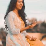 Priyanka N. K. Instagram – Life was beautiful when we returned from school and  Elangathu veesudhe played on Television!
What a melody composed by the maestro Ilayaraja sir!

Originally sung by @sriram.parthasarathy.75 sir and the nightingale @shreyaghoshal mam ❤️

Credits to the talented artists for always giving the best😇
Keys- @delip_horner 
Mixed by @__hari__ 
Video and edit by @sanjaysooriya 

#priyankank #musician #instagood #love #ilayaraja #music