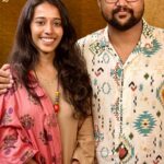 Priyanka N. K. Instagram – Finally a cover with Sathya anna! Happy to cover this gem of a song by GV Prakash sir. 

Original credits:

Movie: Madrasapatinam 
Music: @gvprakash
Vocals: @singerharini_official, @roopkumarrathod.official & @therealandreajeremiah

Cover credits: 

Vocals: @dsathyaprakash, Priyanka 
Bass: @Laxmax_3483

Hope you all like it ❤️